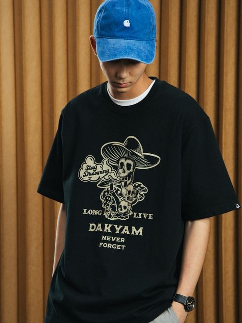 DAKYAM DOTD 그래픽 티셔츠 (블랙)